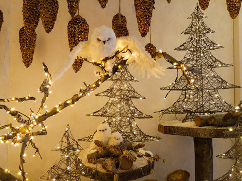 Decorazioni natalizie: gufo delle nevi su un ramo illuminato