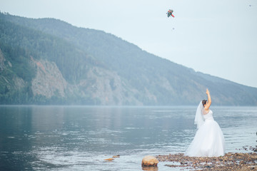 the bride throws the bouquet