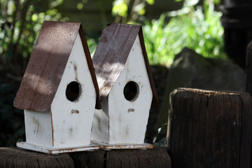 weißes Vogelhaus aus Holz mit Spitzdach
