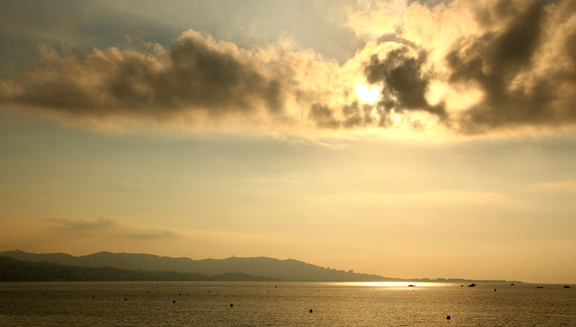 Cache cache avec le soleil et la mer