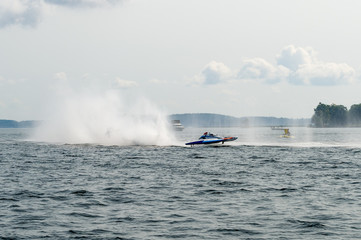 Obraz premium hydroplanes with rooster tail plume