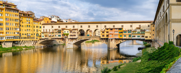 The Ponte Vecchio, a medieval bridge over the river Arno in Florence, Italy - obrazy, fototapety, plakaty