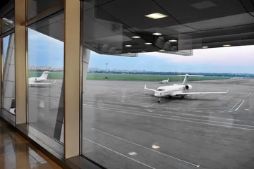 Papier Peint photo autocollant Aéroport Modern plane in big city airport