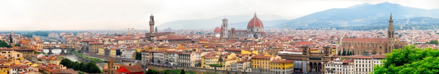 Fototapeta premium Panoramiczny widok na zabytkowe centrum Florencji we Włoszech, w tym kilka słynnych zabytków