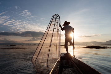 Einbein-Fischer am Inle-See, Myanmar - obrazy, fototapety, plakaty