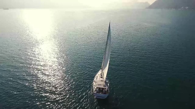 In den Sonnenuntergang segeln