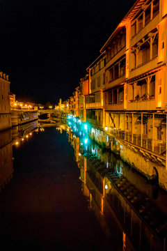 Reflets sur la rivière l'Agout à Castres de nuit
