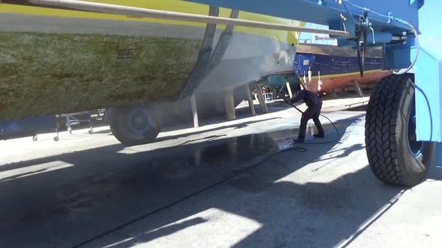 Nettoyage de la coque d'un voilier