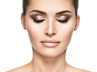 Fototapeta premium Piękna twarz młodej kobiety z doskonałą zdrową świeżą skórą