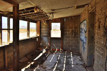 Fototapeta na wymiar Ruined house in the desert