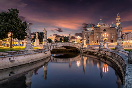 Das Prato della Valle mit Blick auf die Basilica of St. Giustina bei Sonnenuntergang in Padova, Italien