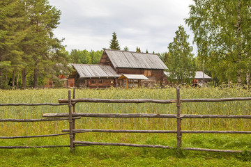 Плетень и ржаное поле на фоне крестьянского дома. Двинской сектор. Государственный музей деревянного зодчества и народного искусства северных районов России 