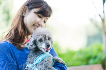 犬の散歩、女性、ベンチ