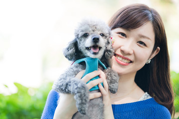 犬の散歩、女性、ベンチ