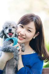 犬の散歩、女性、ベンチ