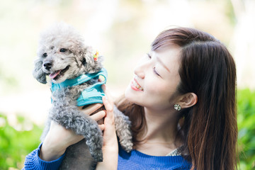 犬の散歩、女性、ベンチ