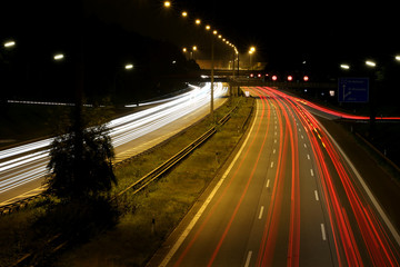 Fototapeta na wymiar Autobahn bei Nacht Langzeitaufnahme mit Lichtstreifen