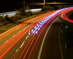 Fototapeta na wymiar Autobahn bei Nacht Langzeitaufnahme mit Lichtstreifen
