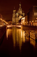 Fototapeta na wymiar Golden St.-Petersburg bridge and canal Griboedov in night