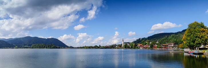 Panorama auf wunderschöner Bergsee mit kleiner Stadt am Ufer