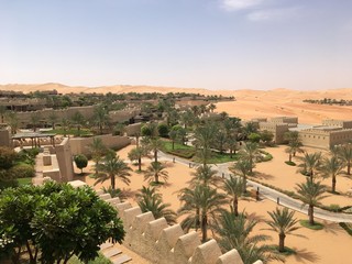 Siedlung mit Palmen in der Wüste von Abu Dhabi