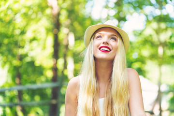 Naklejka premium Young woman sitting outside on a beautiful summer day