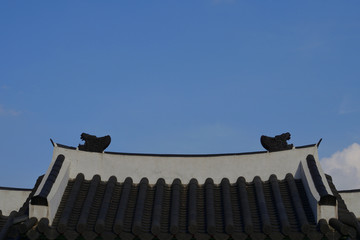 Fototapeta na wymiar The roof of a building built in traditional Korean style