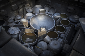 Fototapeta na wymiar Old pottery kiln and pot. work process