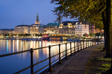 Am Neuen Jungfernstieg in Hamburg abends