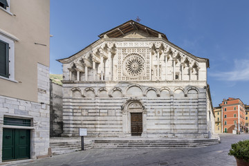Fototapeta na wymiar The Insigne Collegiate Mitrata Abbey of Sant'Andrea Apostolo, Duomo di Carrara, Tuscany, Italy, in a moment of tranquility