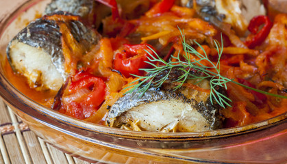 минтай запеченый с овощами