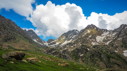 Fototapeta na wymiar Beautiful mountain landscape of Sonamarg, Jammu and Kashmir state, India