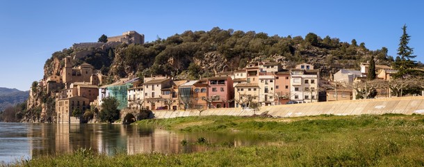 Naklejka premium Vista general del pueblo de Miravet junto al río Ebro. Tarragona. España