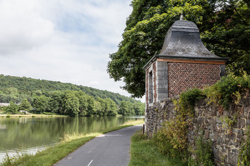 Fototapeta na wymiar Gartenhaus am Radweg entlang des Flusses Maas in Frankreich