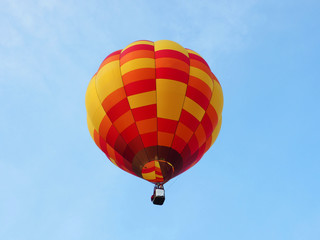 Naklejka premium Montgolfière rouge orange jaune