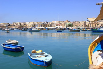 Fototapeta na wymiar Malta: Blick auf den malerischen Hafen Marsaxlokk mit bunten Booten