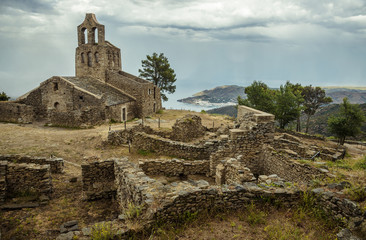 Fototapeta na wymiar Santa Creu de Rodes town and church, Spain