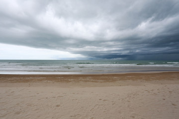 Fototapeta na wymiar Sea beach and rain cloud sky.