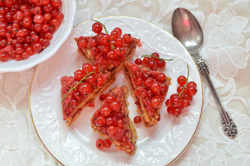 Пирожное с ягодой.