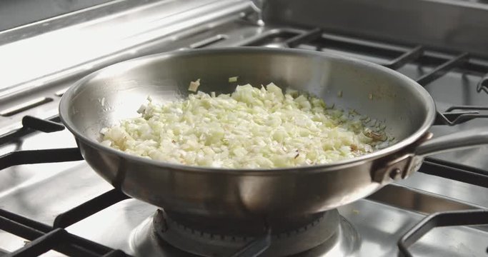 Cooking leeks and parmesan risotto video