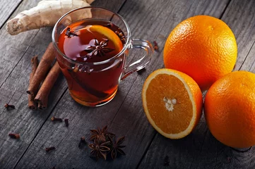 Photo sur Plexiglas Theé thé chaud aux épices et oranges