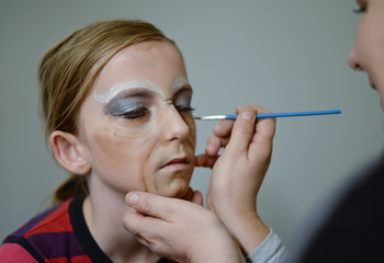 Obraz premium Mädchen wird geschminkt