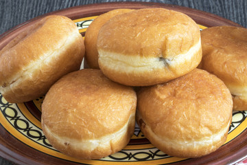 Beignets empilés sur assiette et fond sombre