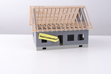 Immobilie Rohbau mit Schild