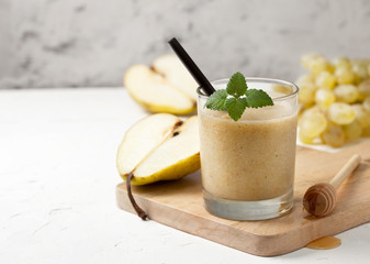 pear smoothies - 173466731