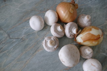 preparation of mushroom meal with onion and cream