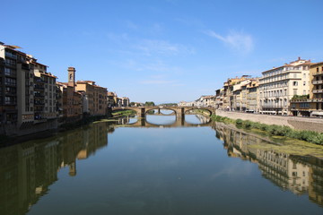Fototapeta na wymiar L'Arno vu du Ponte Vecchio, Florence
