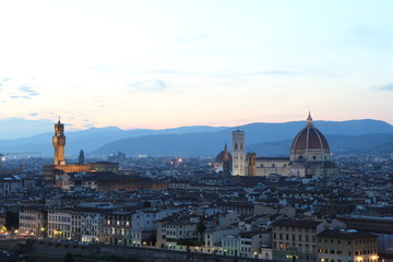 Fototapeta na wymiar Fin de journée sur Florence depuis le Piazzale Michelangelo