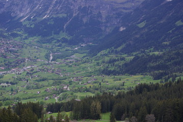 グリンデルワルトへのハイキング