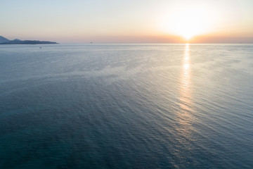 Vista aerea di una meravigliosa alba nel mare della Sardegna